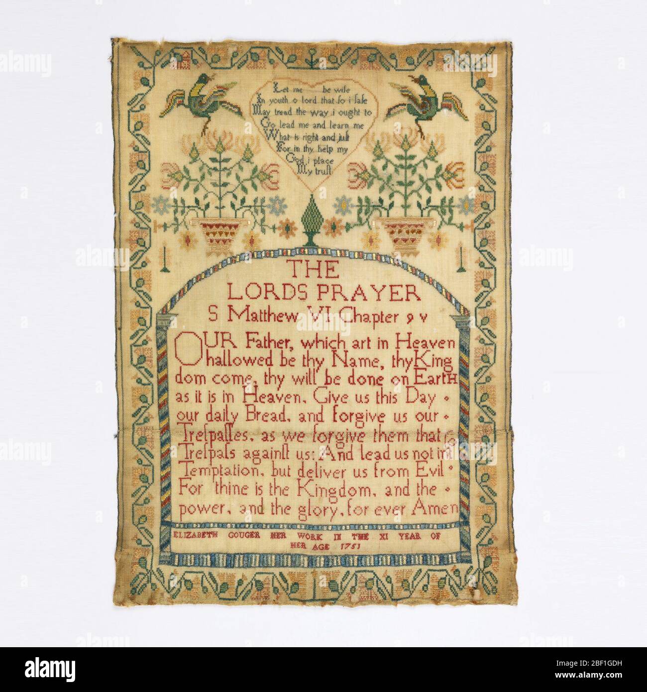 Echantillonneur. La prière du Seigneur, des paniers de fleurs avec des oiseaux, et la signature 'Elizabeth Gouger son travail dans la XI année de son âge 1751.' Bordure fleurie. Banque D'Images