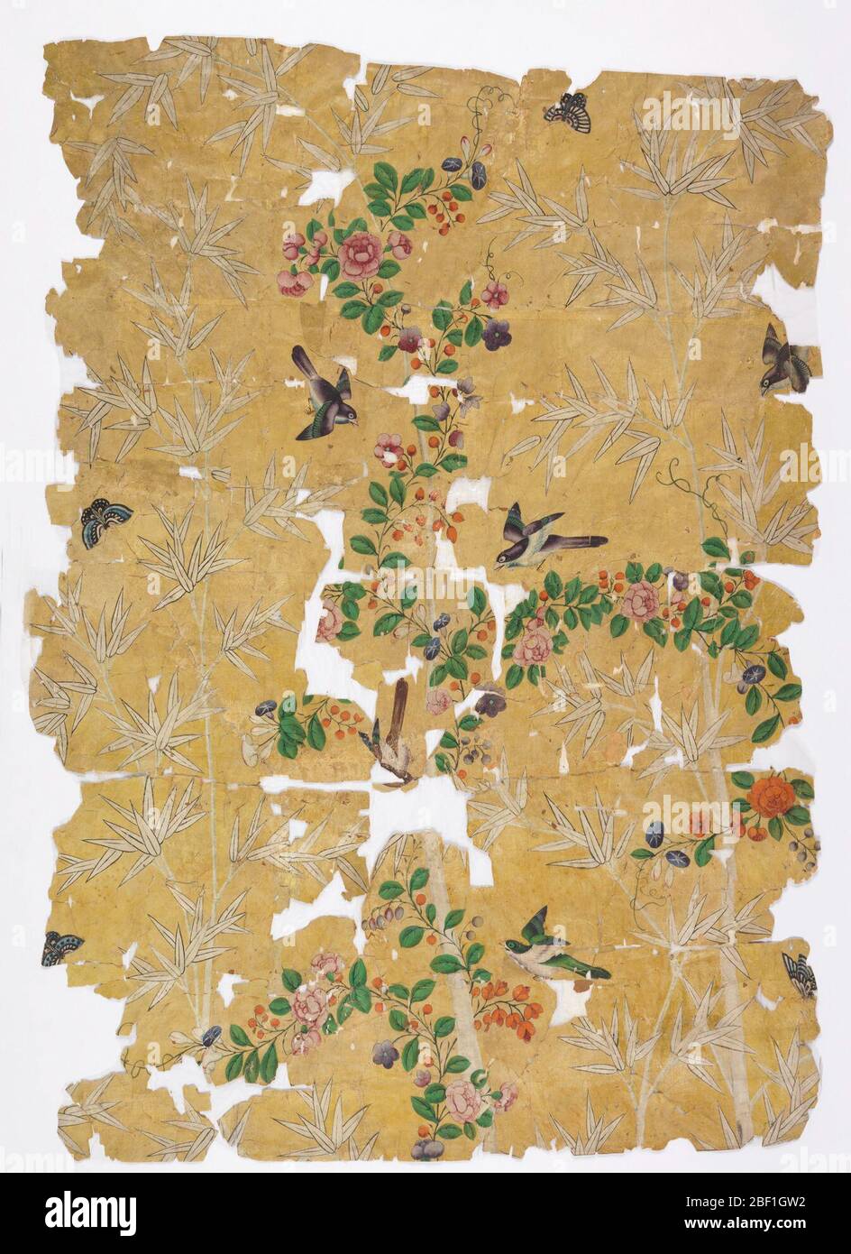 Chinois. Paysage chinois de l'arbre à fleurs et de la variété d'oiseaux, peint sur un sol brun clair ou jaunâtre. L'arbre fleuri coloré s'étend horizontalement jusqu'au centre du papier, tandis que les vignes fleuries secondaires en gris s'exécutent horizontalement de chaque côté. Banque D'Images