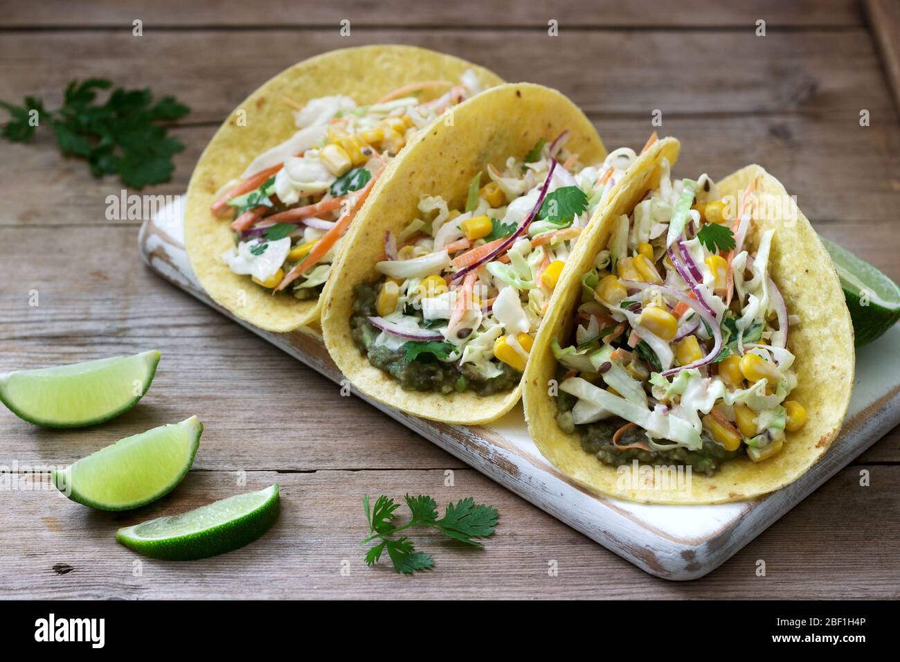 Tacos végétariens farcis avec salade de chou sur fond en bois. Style rustique. Banque D'Images