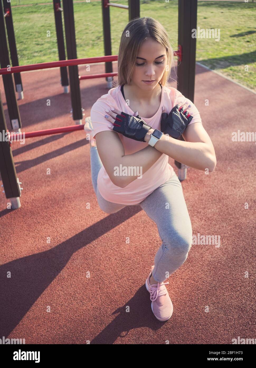 Jeune femme athlétique exerçant à Wall bars dans le parc Banque D'Images