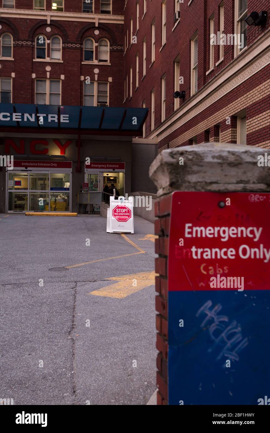 CENTRE-VILLE DE VANCOUVER, C.-B., CANADA - APR 01, 2020 : vue de face de la zone des admissions d'urgence de l'hôpital St Pauls à Vancouver pendant le salon Covid 19 Banque D'Images