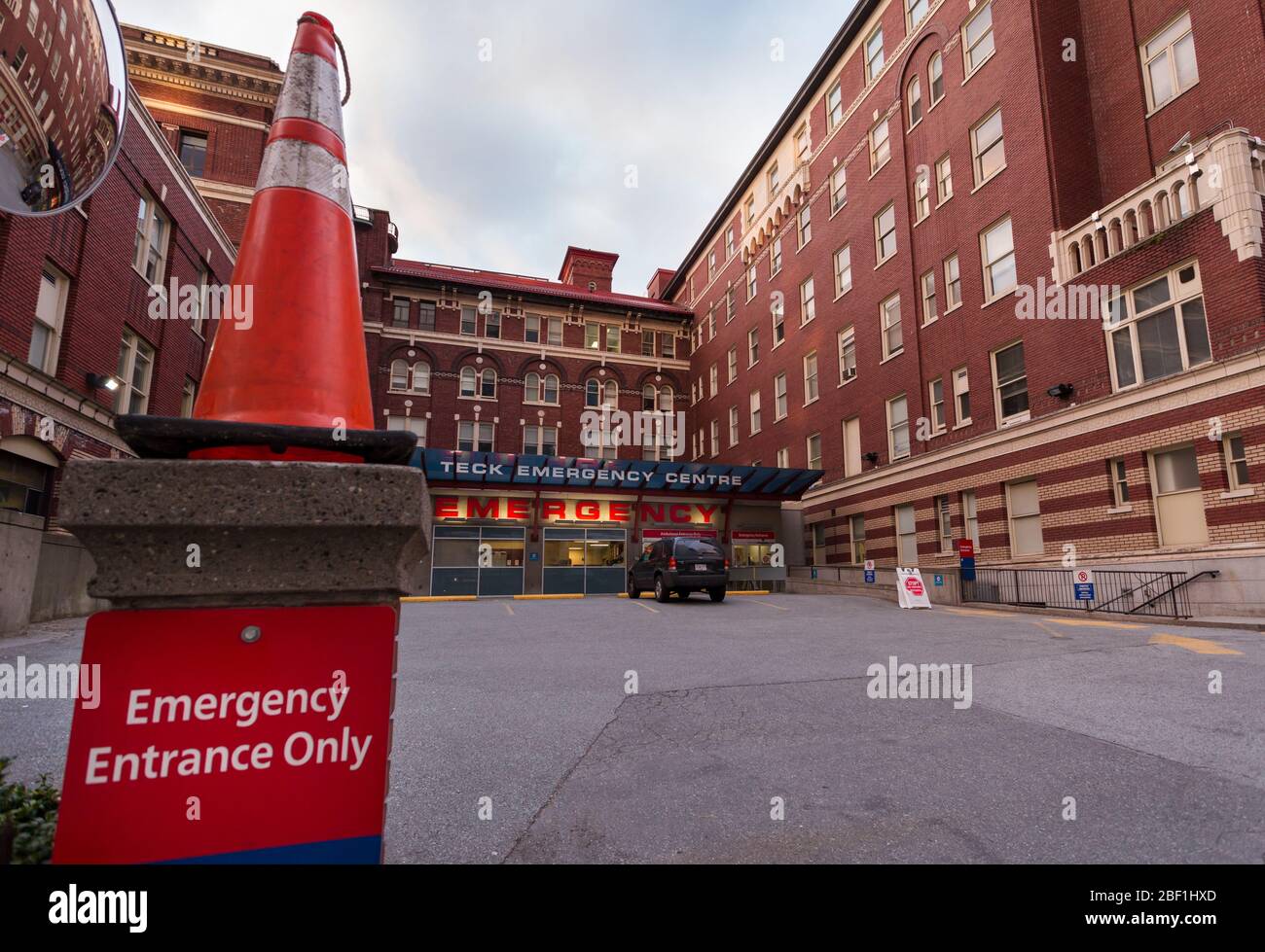 CENTRE-VILLE DE VANCOUVER, C.-B., CANADA - APR 01, 2020 : vue de face de la zone des admissions d'urgence de l'hôpital St Pauls à Vancouver pendant le salon Covid 19 Banque D'Images