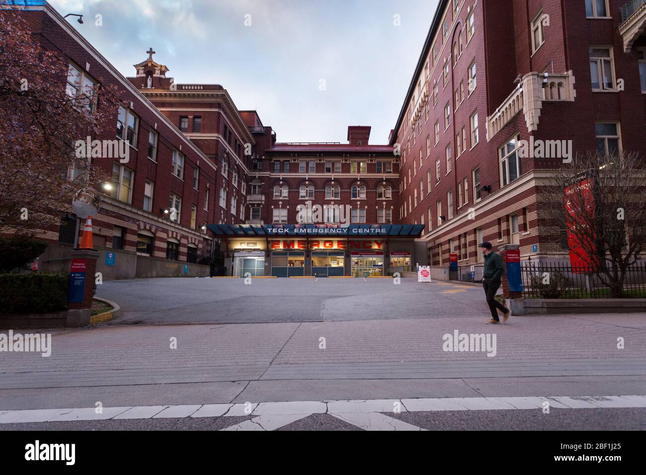 CENTRE-VILLE DE VANCOUVER, C.-B., CANADA - APR 01, 2020 : vue de face de la zone des admissions d'urgence de l'hôpital St Pauls à Vancouver pendant le salon Covid 19 Banque D'Images