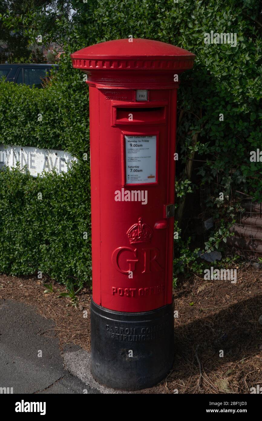 Boîte de lettres rouge vif traditionnelle de poste. West Midlands. ROYAUME-UNI Banque D'Images