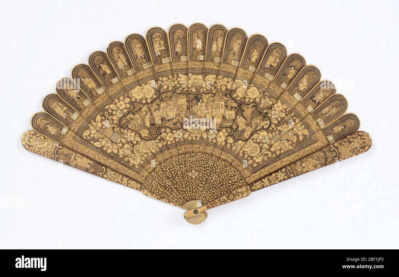 Ventilateur Bris. Ventilateur Brisé. Bâtonnets de bois laqués noir et or. La décoration délicate et complète abrite un panneau représentant une scène de jardin avec des groupes de figures. Extrémités de bâtons décorées avec différentes vignettes de figures et de feuilles. Détails en rouge. Banque D'Images