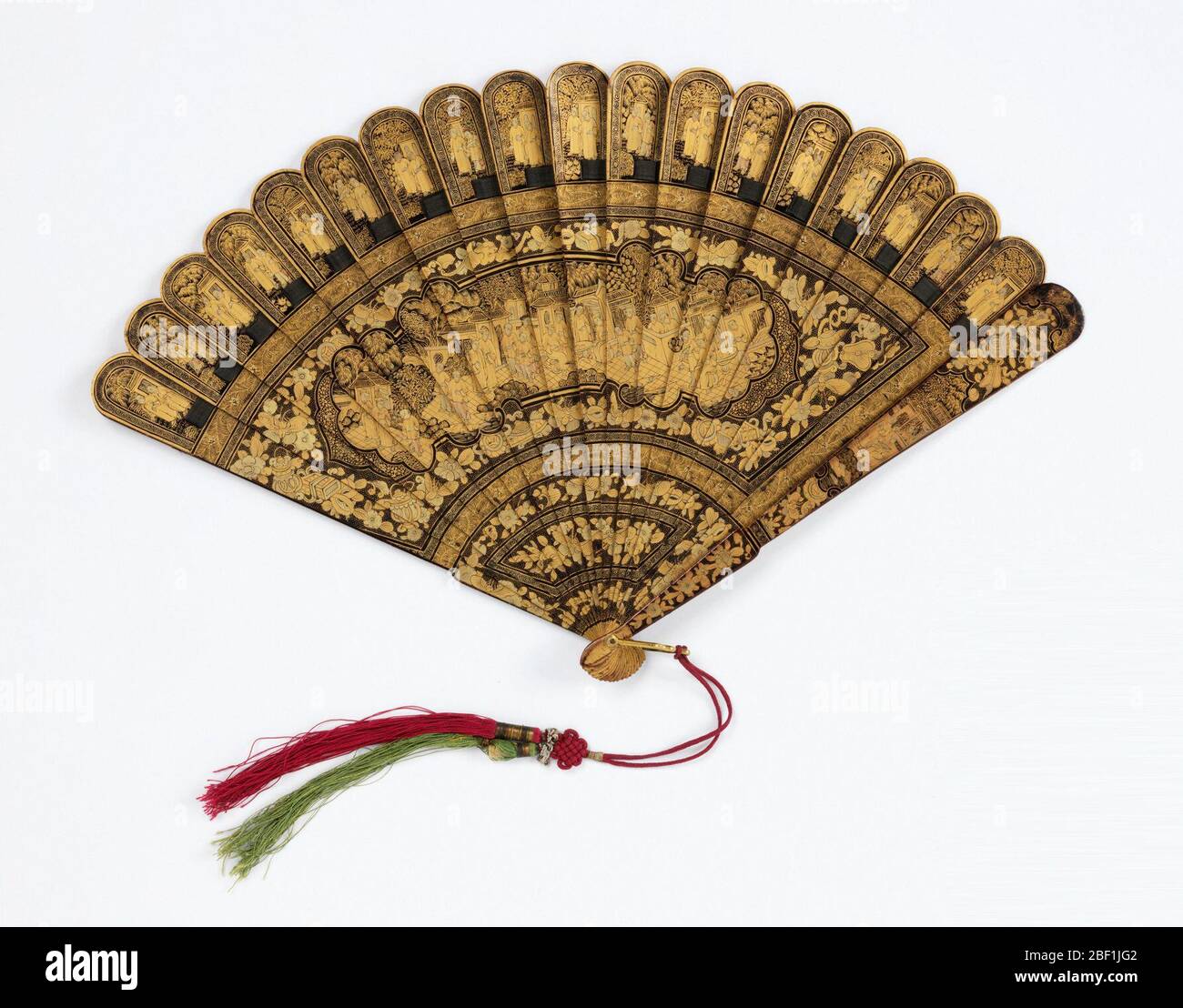 Ventilateur Bris. Ventilateur Brisé. Bâtonnets de bois laqués; terre noire avec des figures en paysage, entouré de frontières et d'autres détails décoratifs magnifiquement peints dans deux tons d'or et de petites touches de vermillion. Banque D'Images