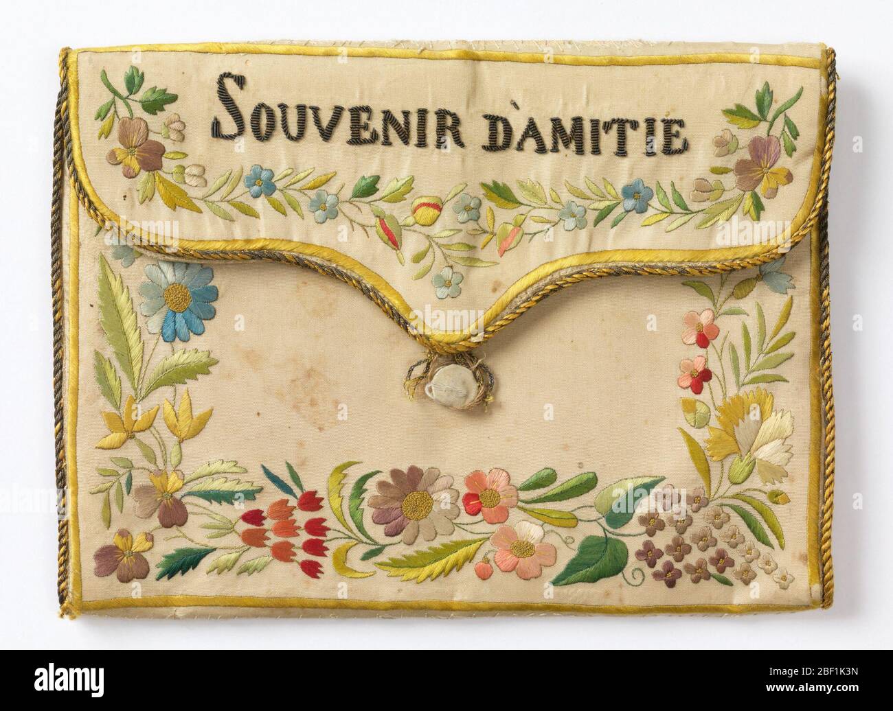 Sac à main. Boîtier plat en forme d'enveloppe, probablement pour les lettres. Brodés en soie colorée et fils métalliques. Bordure de fleurs. Sur le rabat, 'souvenir d'Amitie' en or. Au dos, les initiales « M.M. » en or. Lié en or. Bouton et boucle. Banque D'Images