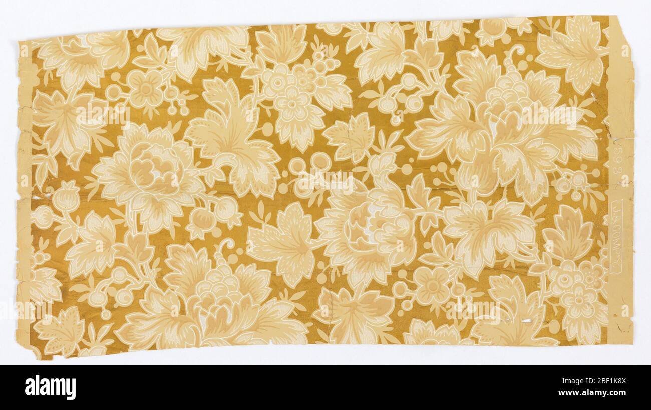 Flanc. Sur un sol doré brillant, des grappes de fleurs de couleur blanc cassé, brun et chrysanthème brun à différents stades d'ouverture alternent avec des daisies et des bourgeons stylisés à quatre pétales dans le même coloris. Banque D'Images