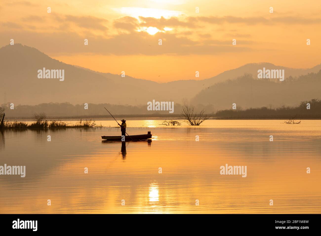 Beau paysage du matin avec ferryman dans le lac Dongpanji à Changwon-si, Corée Banque D'Images