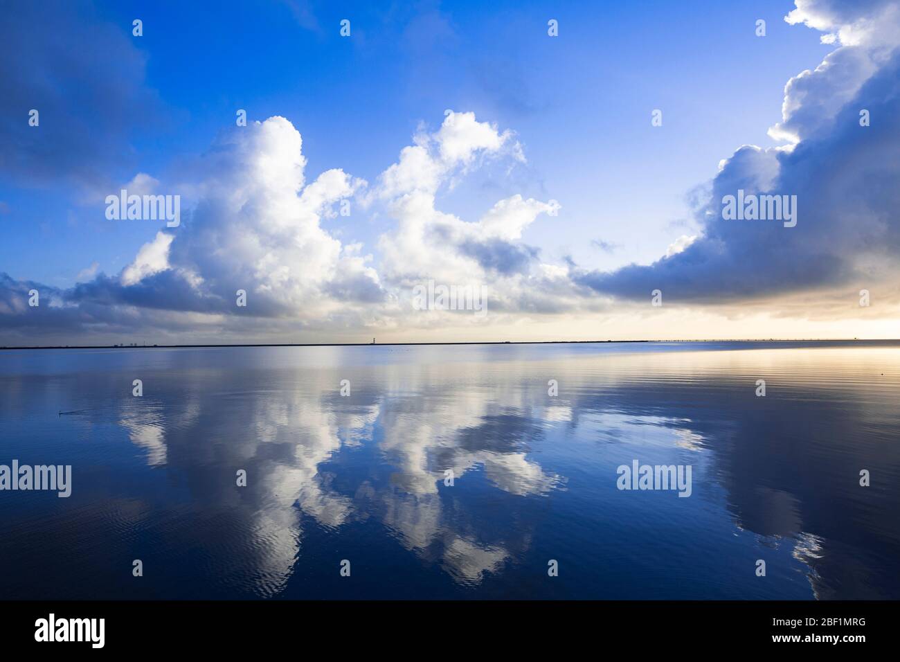 Magnifique paysage de la baie de San Francisco avec des nuages blancs sur fond bleu ciel et réflexion sur la mer Banque D'Images