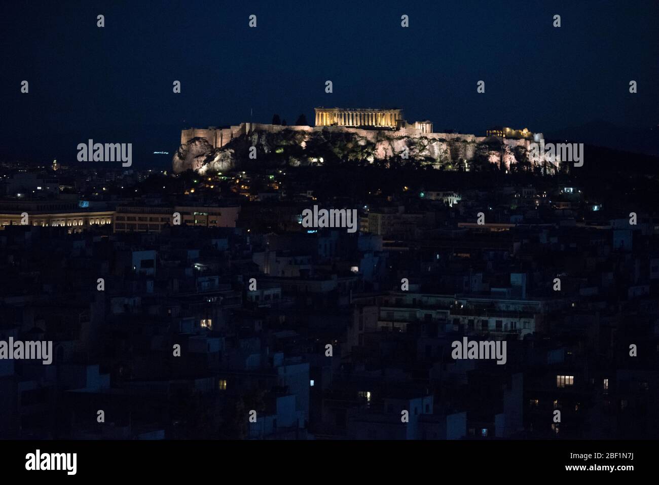 Athènes, Grèce. 16 avril 2020. Vue sur l'Acropole. La Grèce en verrouillage depuis le 22 mars compte à ce jour 2207 cas confirmés de Covid-19 et 105 morts. Crédit: Nikolas Georgiou/Alay Live News Banque D'Images