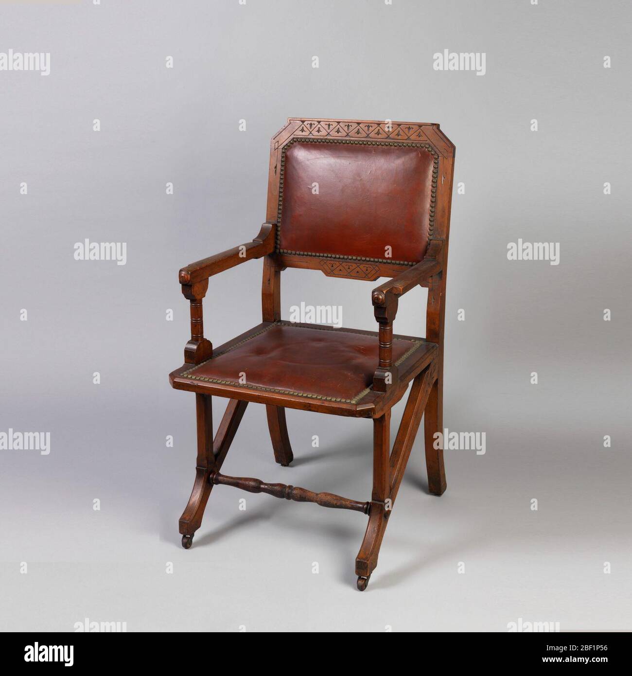 fauteuil. Siège rembourré et dossier avec têtes décoratives en laiton, décoration incisée sur cadre en bois, le siège supporté sur les jambes frontales diagonales renforcé par un brancard tourné, jambes légèrement délabrées du dos se lève pour s'asseoir dans le dossier. Banque D'Images