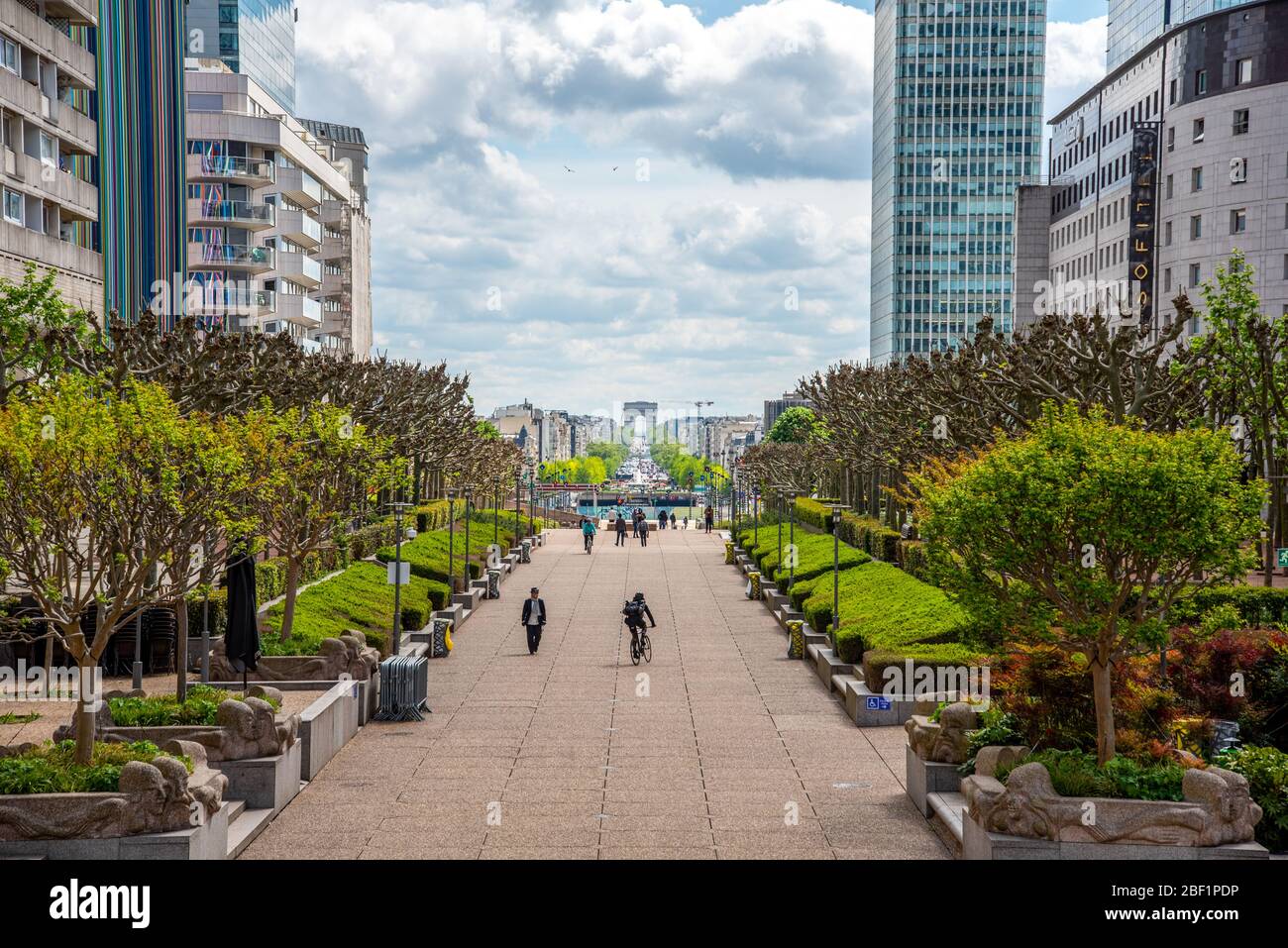 Esplanade du Charles de Gaulle dans le quartier de la Défense, vue à l'est de l'Arc de Triomphe, Paris/France Banque D'Images