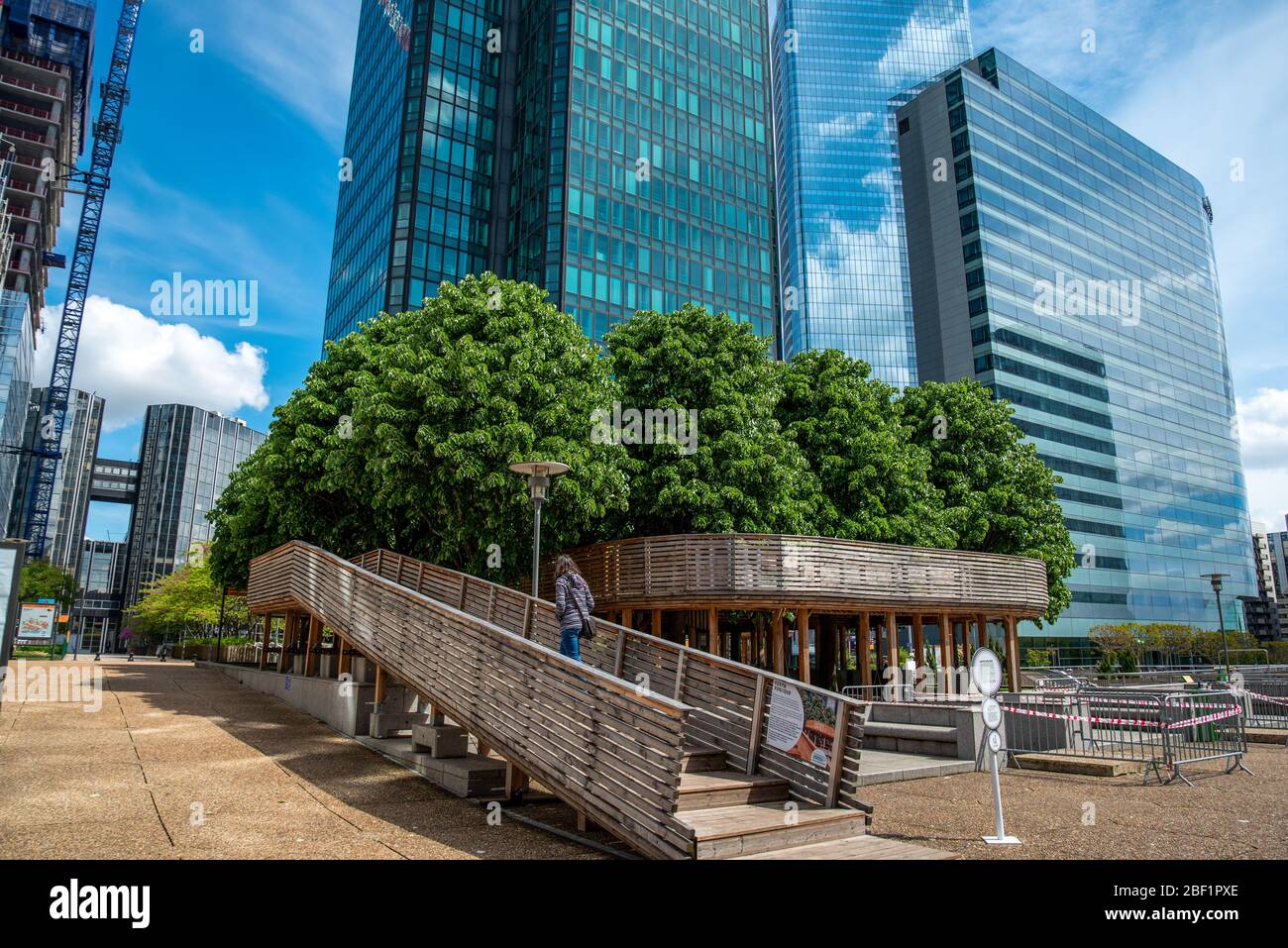 Installation moderne d'un chemin dans les arbres entre les gratte-ciel du quartier de la Défense, Paris/France Banque D'Images