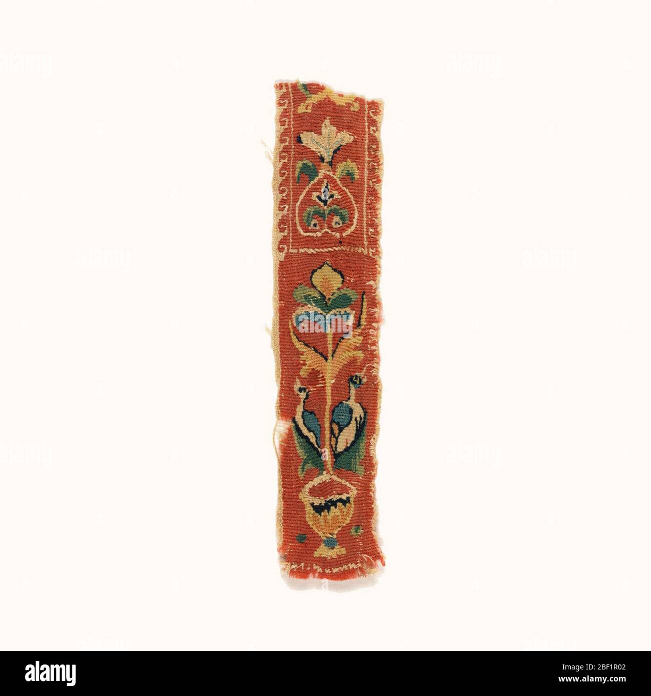 Fragment. Bande polychrome avec une fleur de croissance d'un vase avec deux oiseaux addicés. Ci-dessus, une plante en trois parties avec des volutes sur une forme en forme de coeur. Banque D'Images