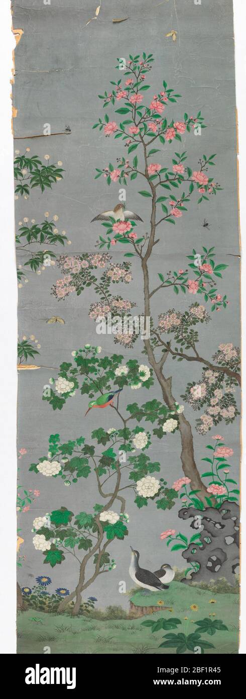 Pittoresque. Fond bleu-gris. Différentes variétés d'arbres à fleurs et de plantes avec fleurs blanches ou roses. Une chouette perching et un oiseau multicolore. Au fond, sur un sol vert, sont des roches et deux volailles grises. Banque D'Images