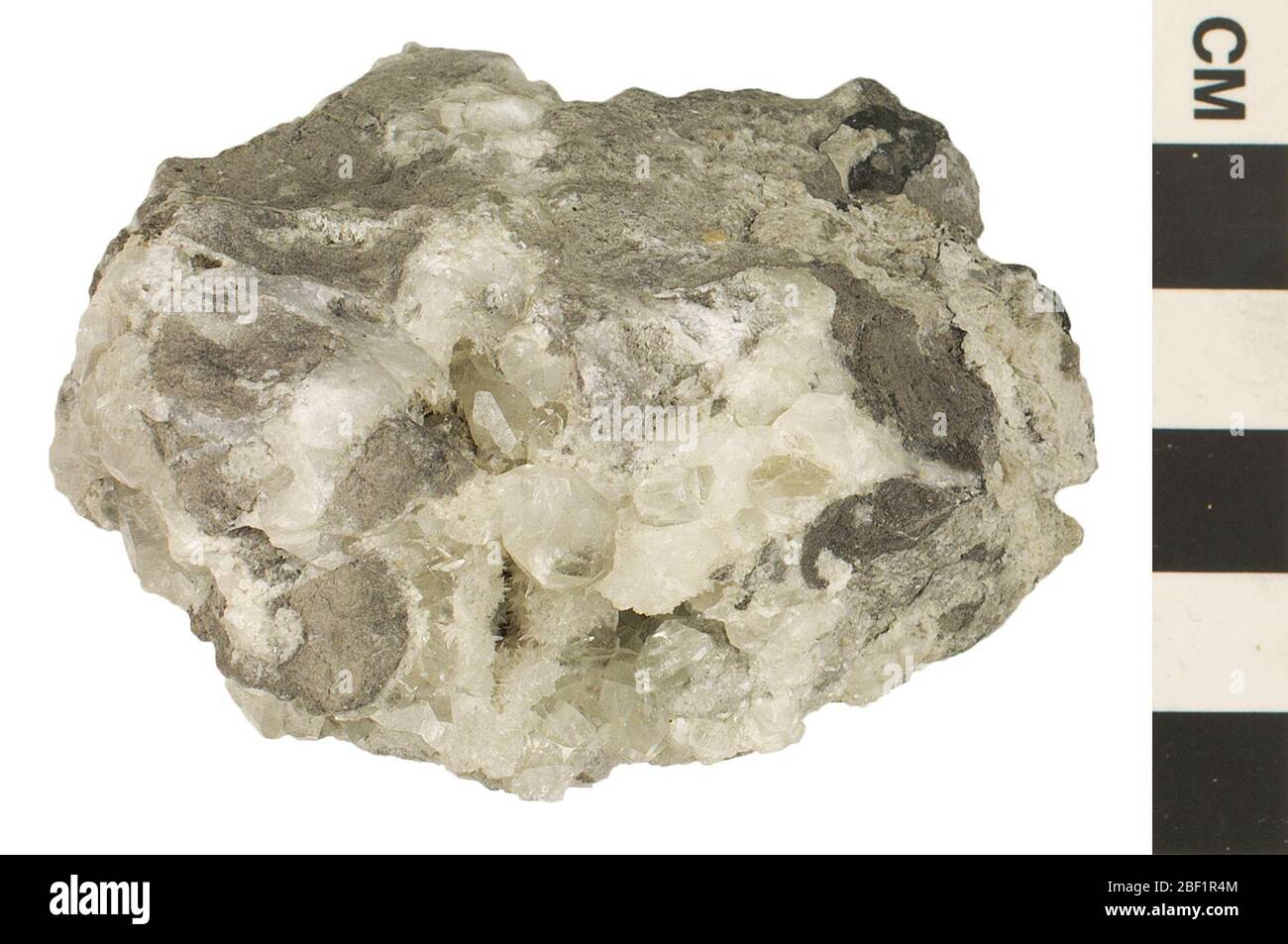 Strontianite minérale carbonate. Cet objet fait partie de la collection éducation et sensibilisation, dont certaines sont dans le centre d'éducation scientifique Q?rius et sont disponibles pour voir.114 Jan 2020 Banque D'Images