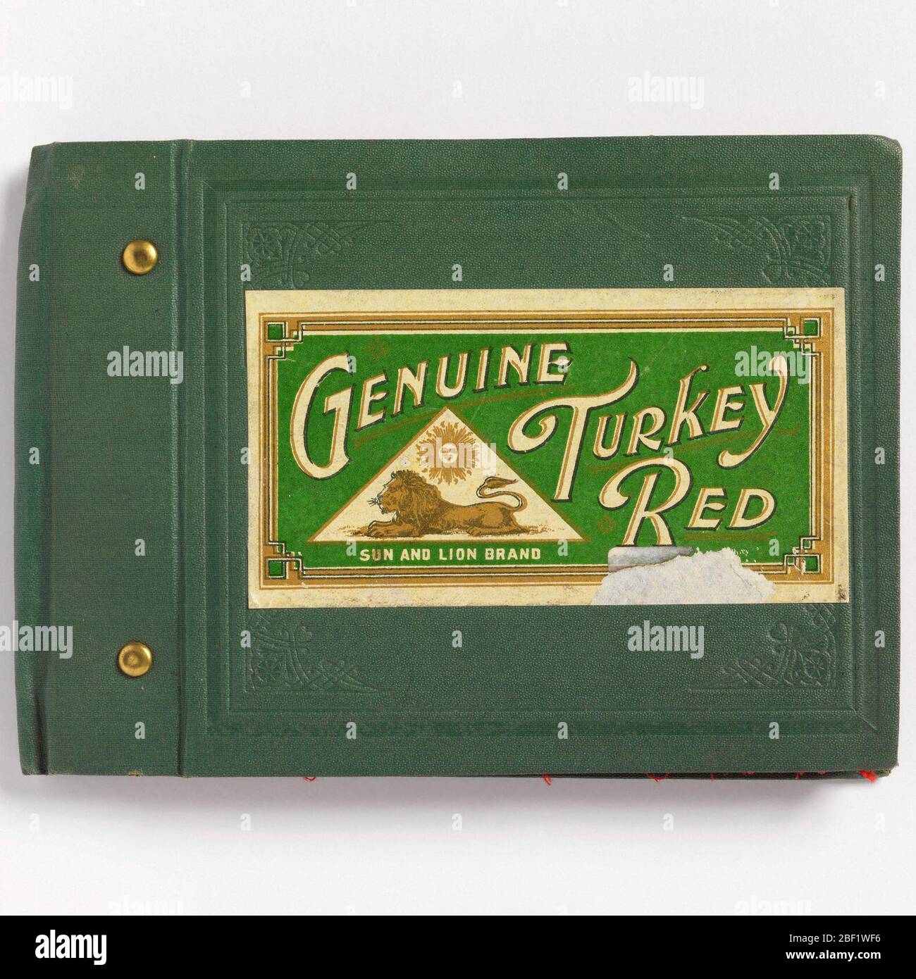 Rouge authentique de la Turquie. Livre d'échantillons du fabricant consolidé avec dix-huit nuances de coton rouge teint. Chaque nuance montre une augmentation progressive de la densité et du poids du tissu tissé sergé. Banque D'Images