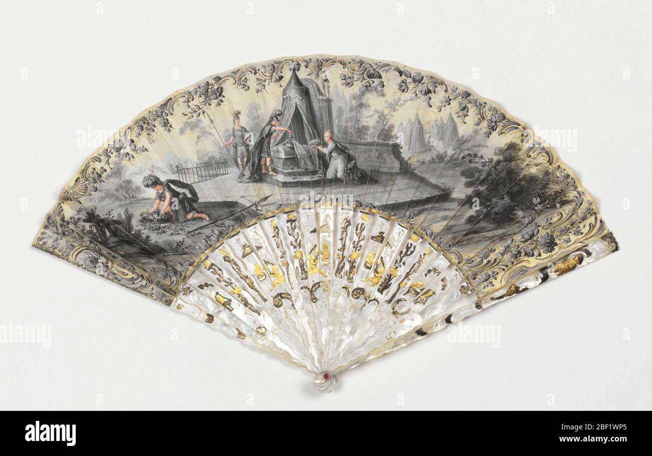 Ventilateur et étui plissés. Feuille de peau dorée et peinte à la gouache. Obverse en grisaille : femme et guerrier figés de fleurs sur un tombeau. Inverse en grisaille : paysage italien. Bâtons et protections, percées de nacre avec feuille de métal, montrant des putti avec des oiseaux. Banque D'Images