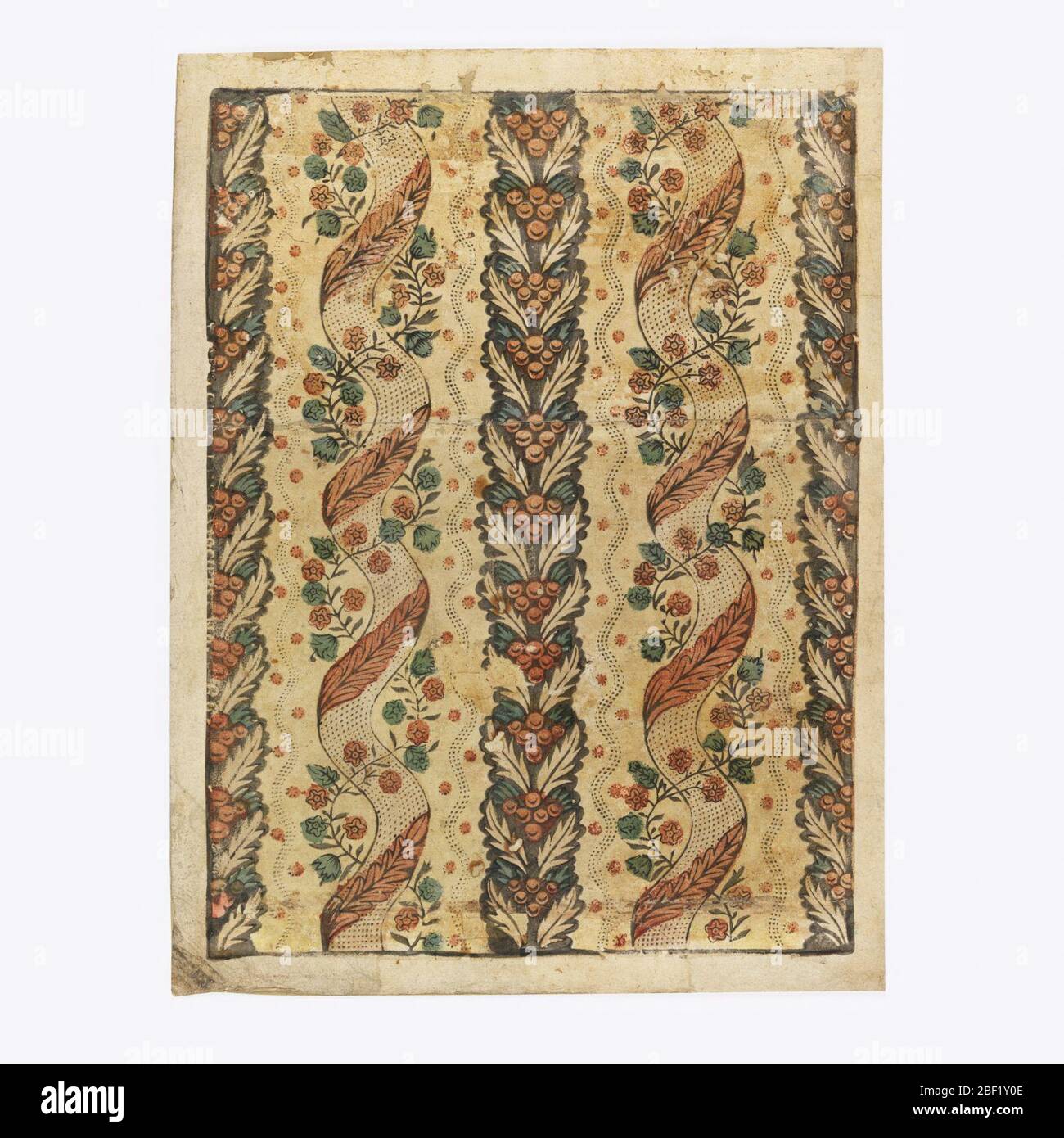 Papier Domino. Rectangle vertical. Champ jaune, avec ruban de serpentine entrelacé avec de la vigne fleurie, alternant avec la bande noire composée de feuilles et de fruits ou de baies. Banque D'Images