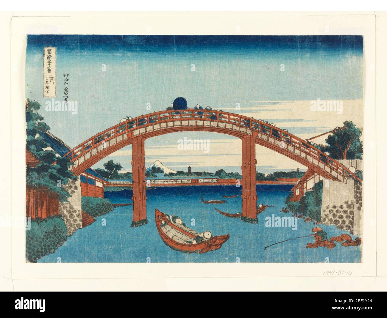 Sous le pont Mannen à FukagaFukagawa Mannebashi pas de shita de ThirtySix vues sur Fuji. Cette vue sur le paysage est dotée d'un pont bondé rempli de piétons. Ci-dessous, un corps d'eau décoré avec des bateaux et des pêcheurs. Situé en bas à droite, un homme assis sur une pile de rochers, la pêche, seul. Au loin, Mt enneigé Banque D'Images
