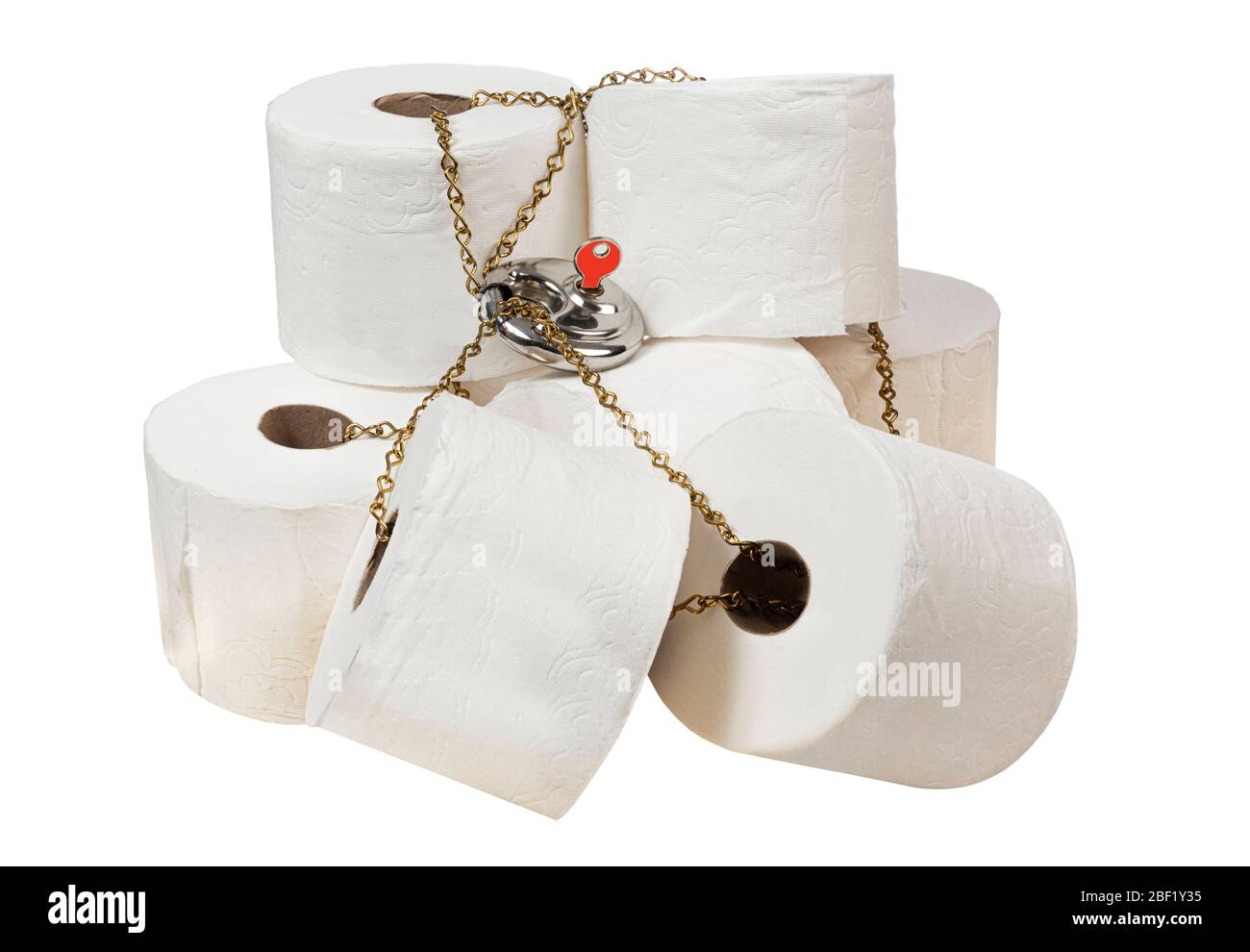 Tir horizontal de plusieurs rouleaux de papier toilette bien fixé avec la chaîne et un verrou avec la clé dans lui. Fond blanc. Banque D'Images