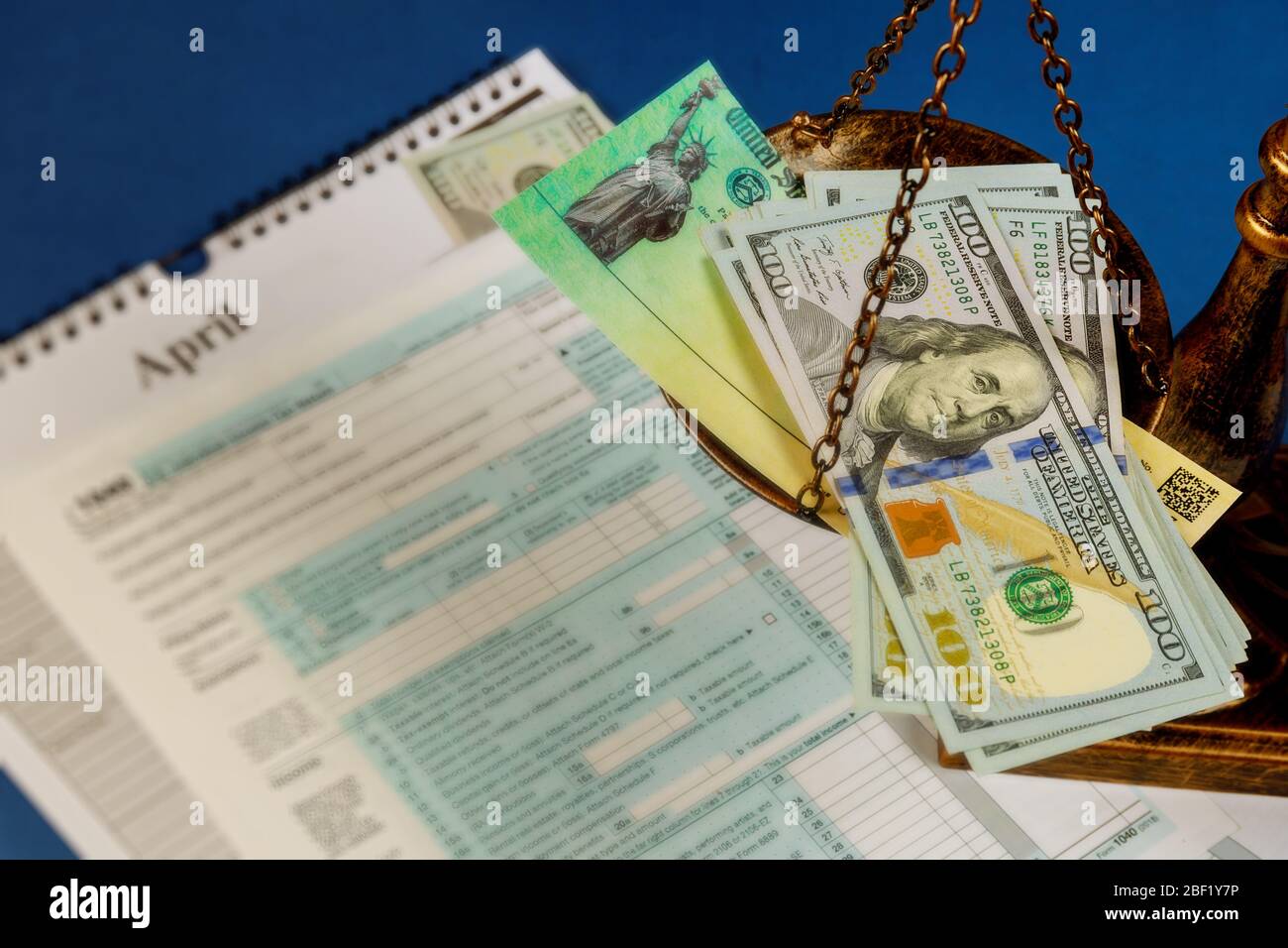 Déclaration de revenus particuliers lois fiscales échelles de justice responsabilité pénale pour le non-paiement d'impôts de cent dollars formulaire de facture 1040 sur les États-Unis Banque D'Images