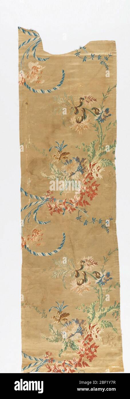 Textile. Deux morceaux de brocart en satin de couleur crème avec un motif de tiges et branches cassées avec des fleurs en soie bleue, verte, rouge, brune et noire. La pièce A est dotée d'un buckram blanc et d'un velours rayé or et noir. Banque D'Images