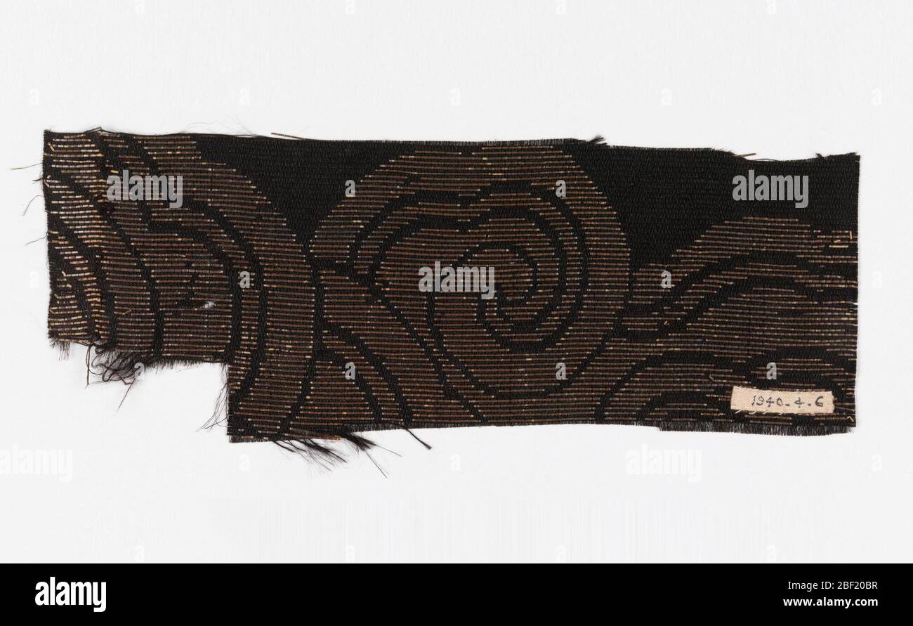 Textile. Masse sergé noire avec conception incomplète, en fils d'or plats, de formes de nuage. Feuille d'or presque entièrement disparu. Banque D'Images