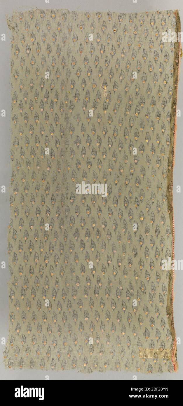 Fragment. Répétition diagonale de la petite feuille pointue, entourée de noir, décorée de points dorés dans la partie inférieure, au-dessus de la petite tige; sur un sol jaune-vert mat. Banque D'Images