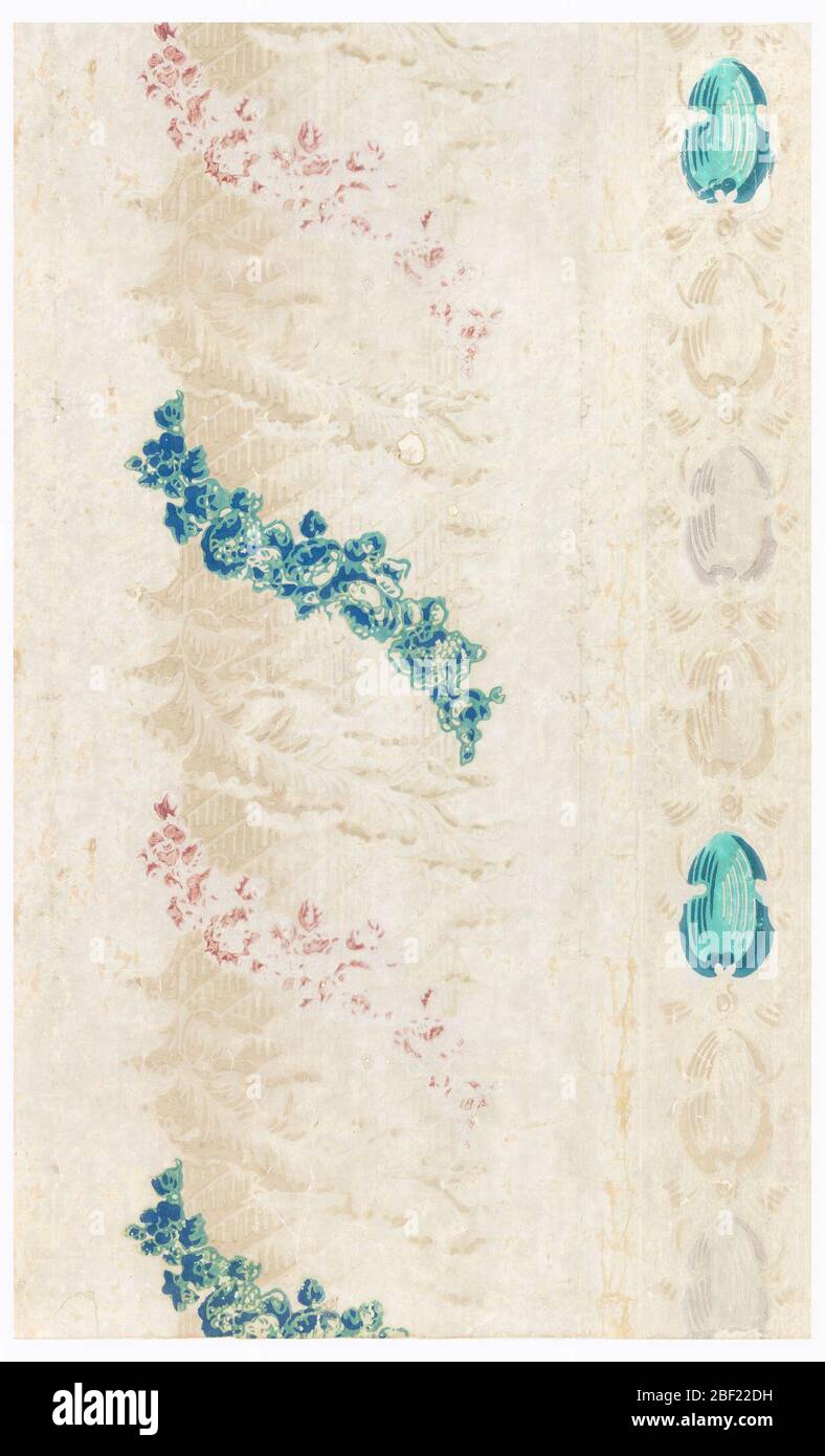 Flanc. Les guirlandes se tordent d'une colonne comme motif principal. Deux guirlandes rouges et une guirlande verte peuvent être vues, bien que les autres couleurs aient disparu. A droite, une bande verticale a des touches en vert et violet pâle. Banque D'Images