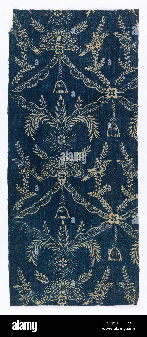 Textile. Motif blanc sur fond bleu. Motif symétrique vertical de essaims rassemblés avec des fleurs et une pampille pour former une grille enfermant deux branches, chacune avec un oiseau. Banque D'Images