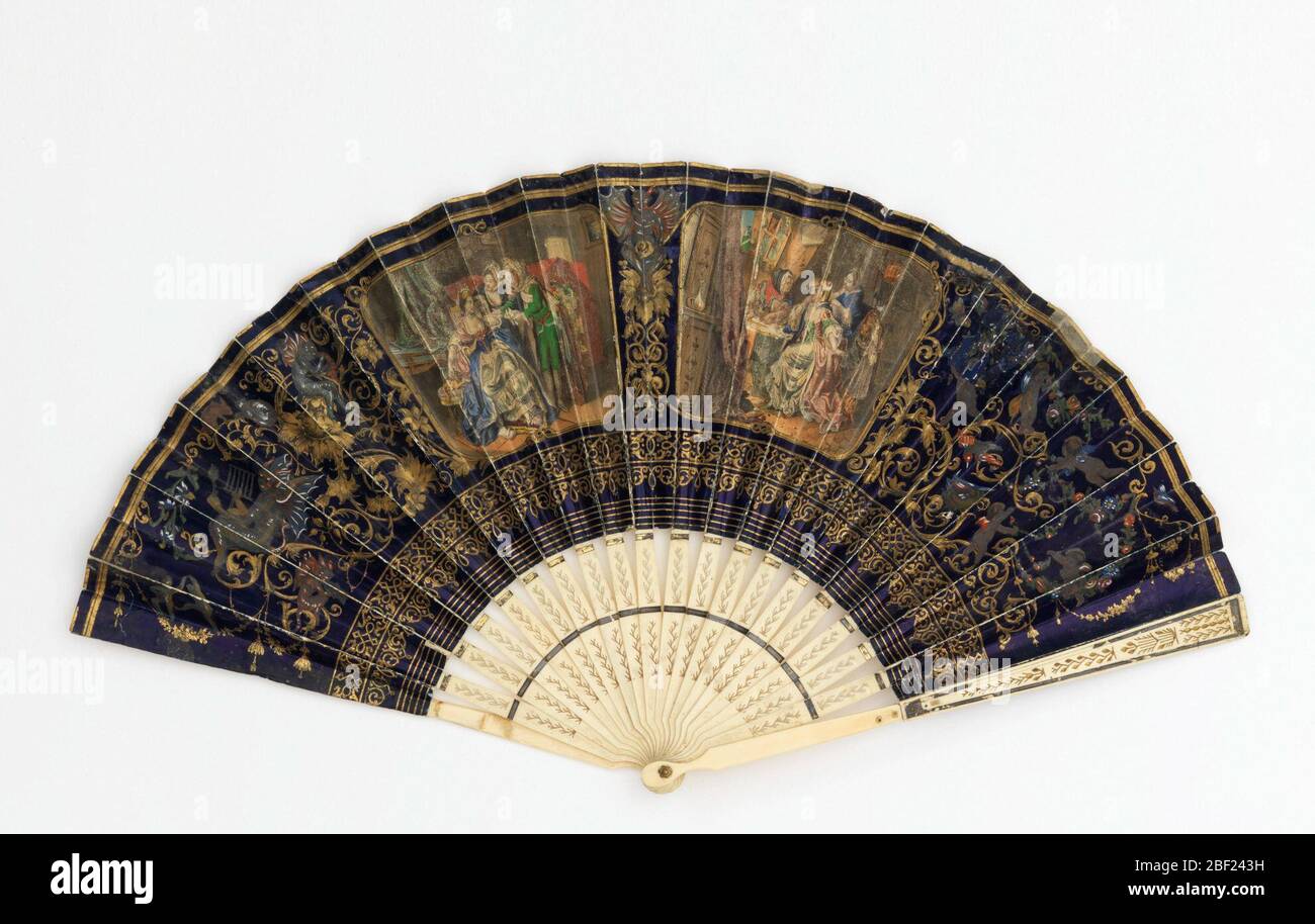 Ventilateur plissé. Ventilateur plissé. Feuille de papier avec chromolithographe. Obverse: Une dame avec ses oiseaux d'animaux de compagnie, une dame visitant un caissier de fortune, des arabesques d'or sur un champ bleu, putti, des diables. Inverse : trois chinoiseries en doré et en noir. Bâtonnets d'ivoire perforés. Banque D'Images