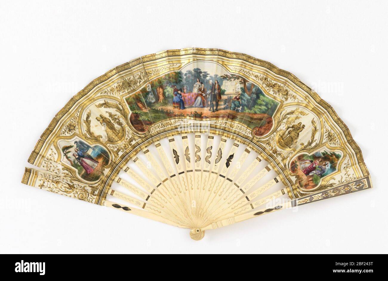 Ventilateur plissé. Ventilateur plissé. Feuille de papier doré avec chromolithographe. Obverse: Une scène de jardin, couples qui poussa. Inverse : une scène de courtenavire avec putti et paniers de fleurs. Bâtonnets d'ivoire percés et dorés. Banque D'Images