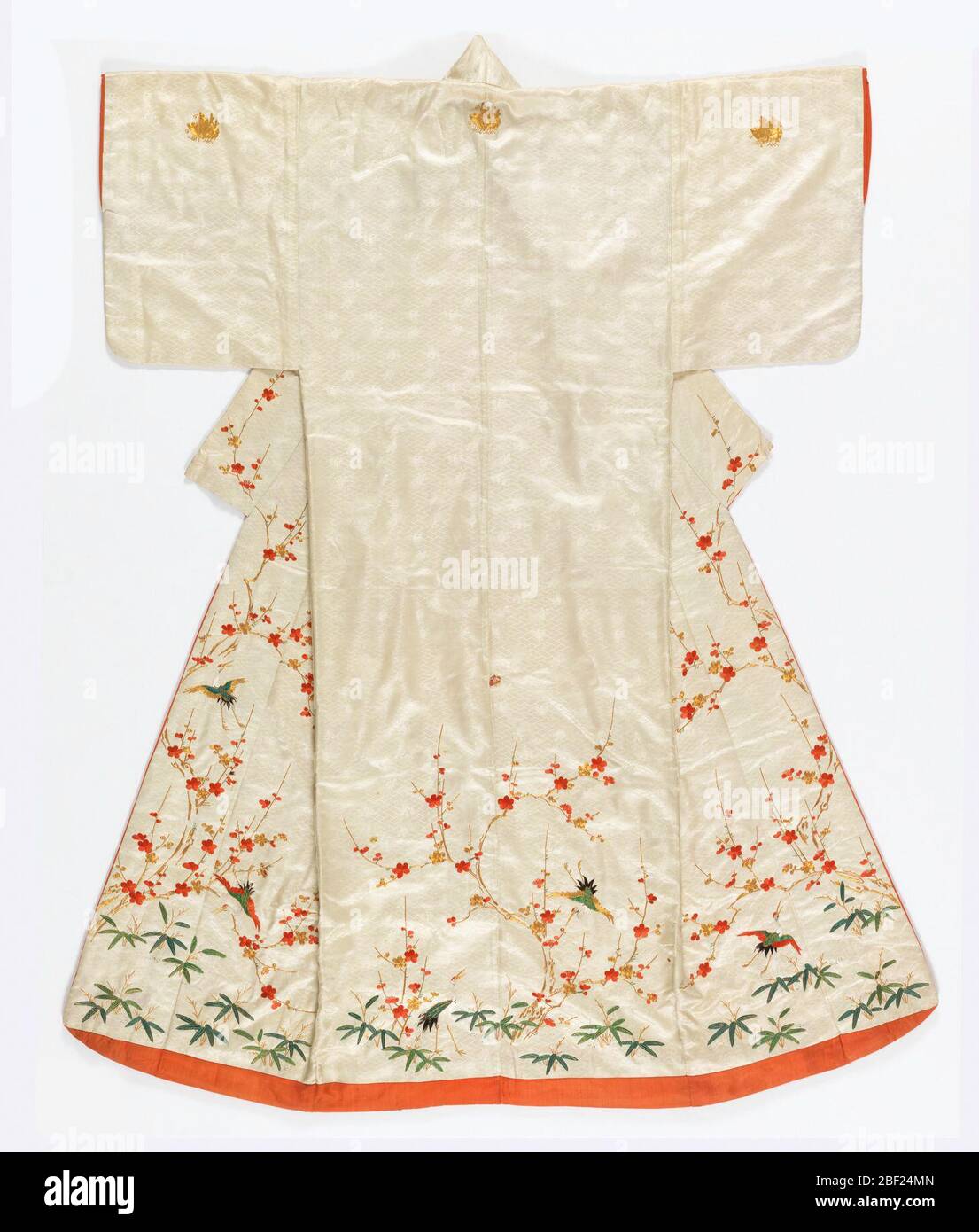 Kimono. Kimono de soie blanche satin avec motif tissé de minuscules pastilles, tortues et phénixes. Brodés de fils de soie rouge, or et vert avec fleurs de cerisier, branches de pins, bambou, phoenix et papillons. Doublé de soie rouge. Banque D'Images