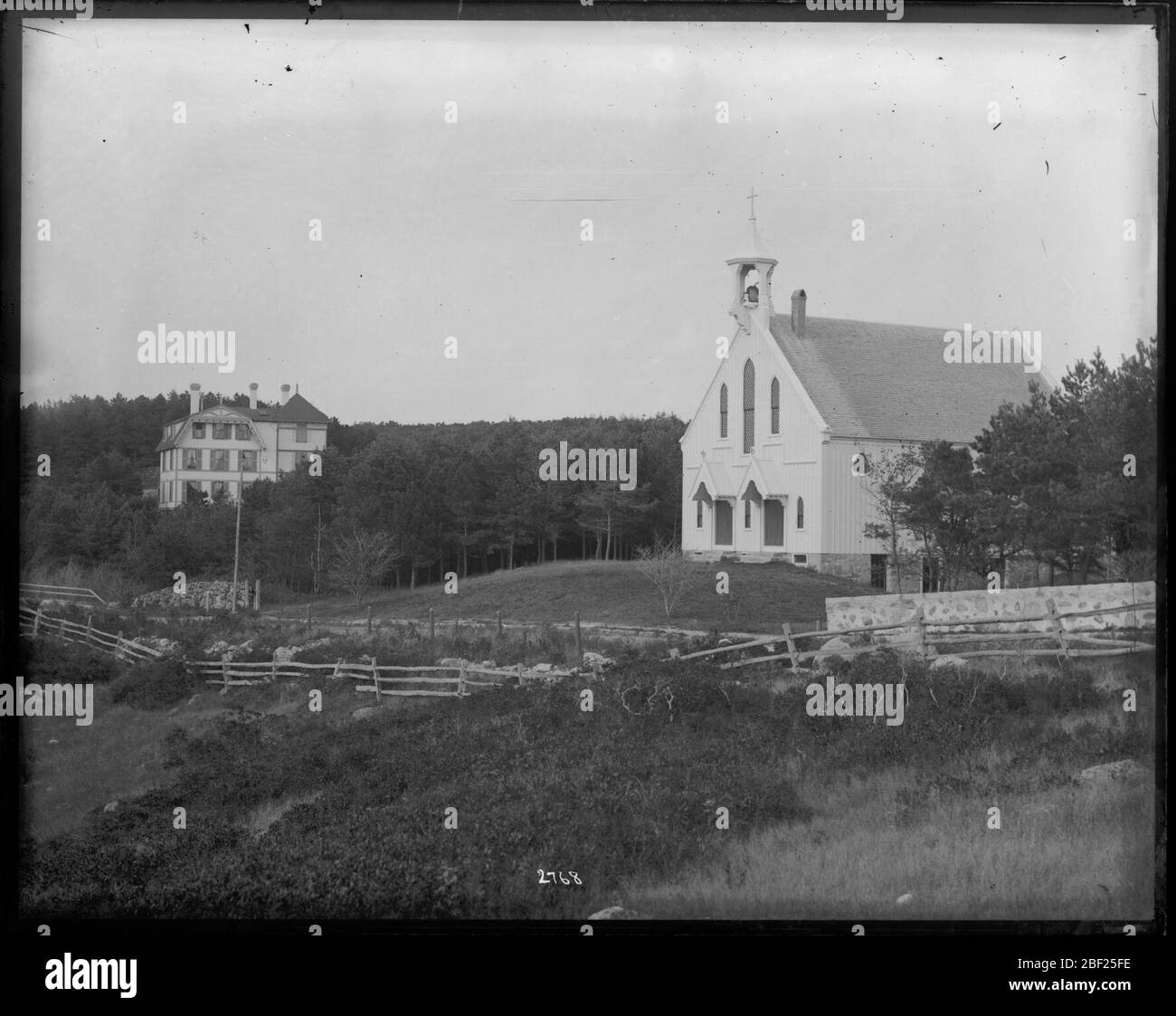 Vue extérieure de l'église. Vue extérieure de l'église avec clôture en bois en premier plan et maison en arrière-plan.Smithsonian institution Archives, ACC. 11-006, case 005, image no MAH-2768Smithsonian institution Archives Capital Gallery, Suite 3000, MRC 507; 600 Maryland Avenue, SW; Washington, DC 20024-2520 Banque D'Images