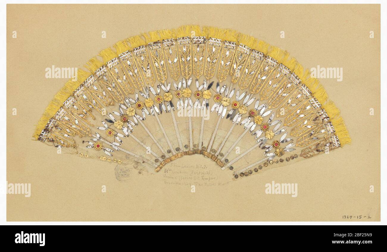 Feuille de ventilateur. Feuille de ventilateur plissée non montée, filet de soie avec angles, métal pressé, bijoux de pâte et feuille de métal dans un motif fleuri stylisé. Frange en soie jaune le long du bord supérieur. Banque D'Images