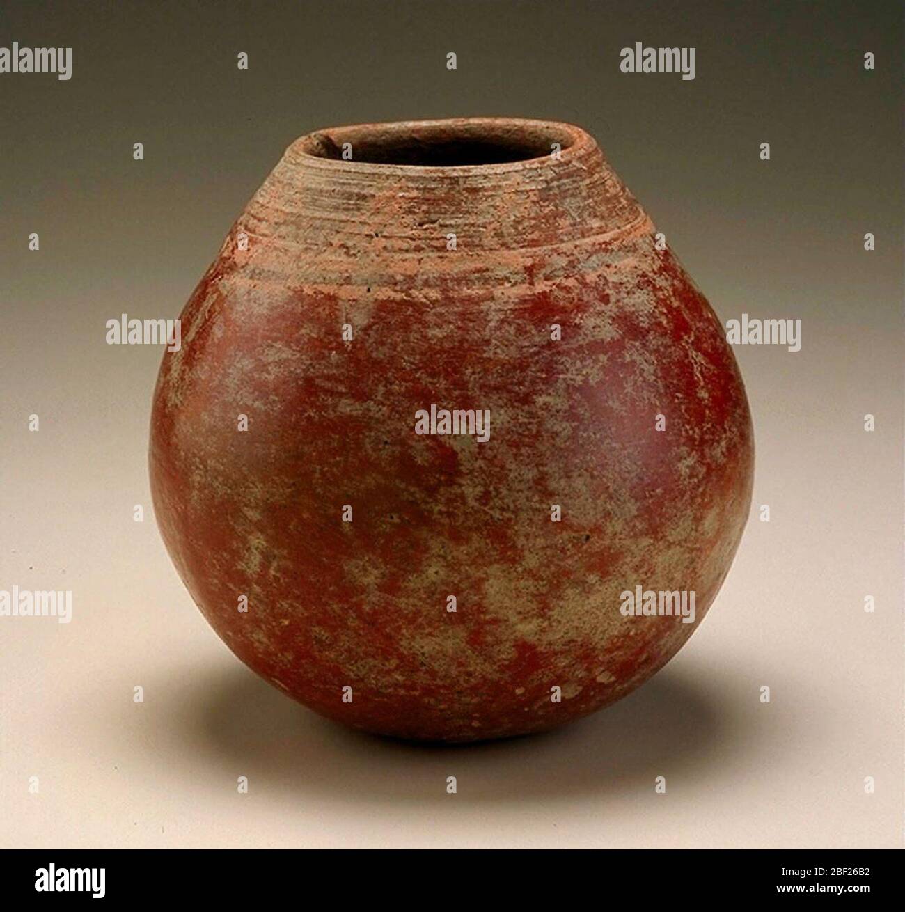 Bol. Les potiers africains, principalement les femmes, construisent à la main une variété de vaisseaux qu'ils embellissent avec de belles couleurs, des motifs et des motifs avant de les tirer à basse température. Récipients conçus pour une utilisation quotidienne, pour contenir de l'eau ou servir d'ustensiles de cuisine. Banque D'Images