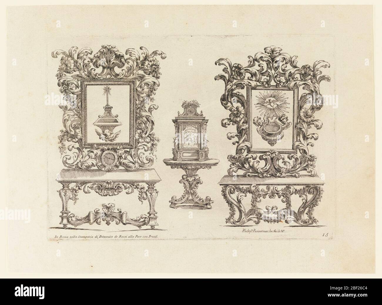 Dessins pour tableaux miroirs cadres Sainte des eaux de Stoups et une plaque d'horloge 15 de Nuove Adventioni dOrnamenti. Deux tables, surmontées par des cadres élaborés dans lesquels sont fixés des bouées d'eau Sainte, flanquent une table plus petite sur laquelle repose une image dévotionnelle dans un cadre architectural élaboré Banque D'Images