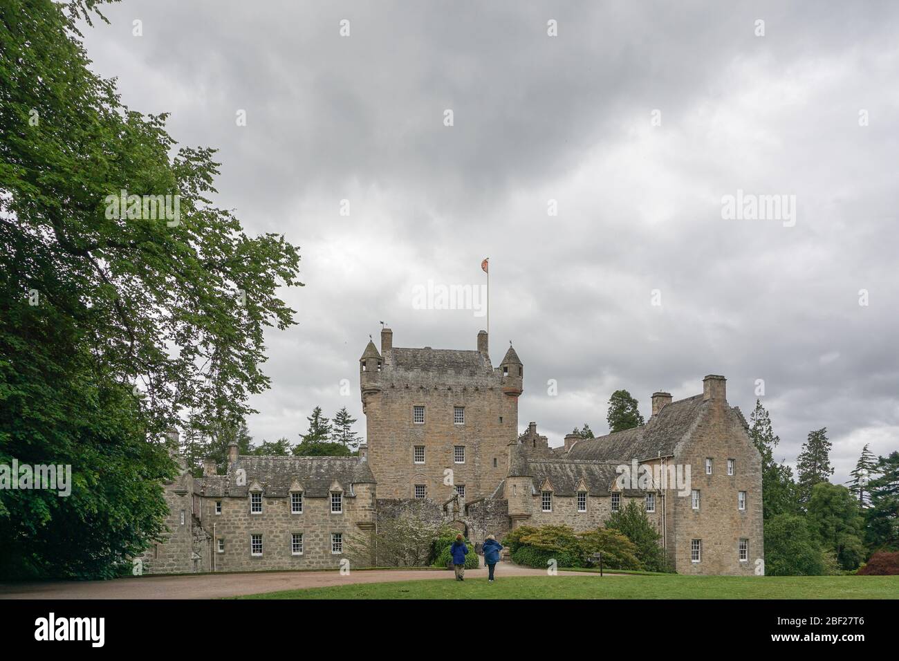 Le Château de Cawdor est entouré de jardins dans la paroisse de Cawdor dans les Highlands d'Ecosse. Le château est construit autour d'une tour du xve siècle. Banque D'Images