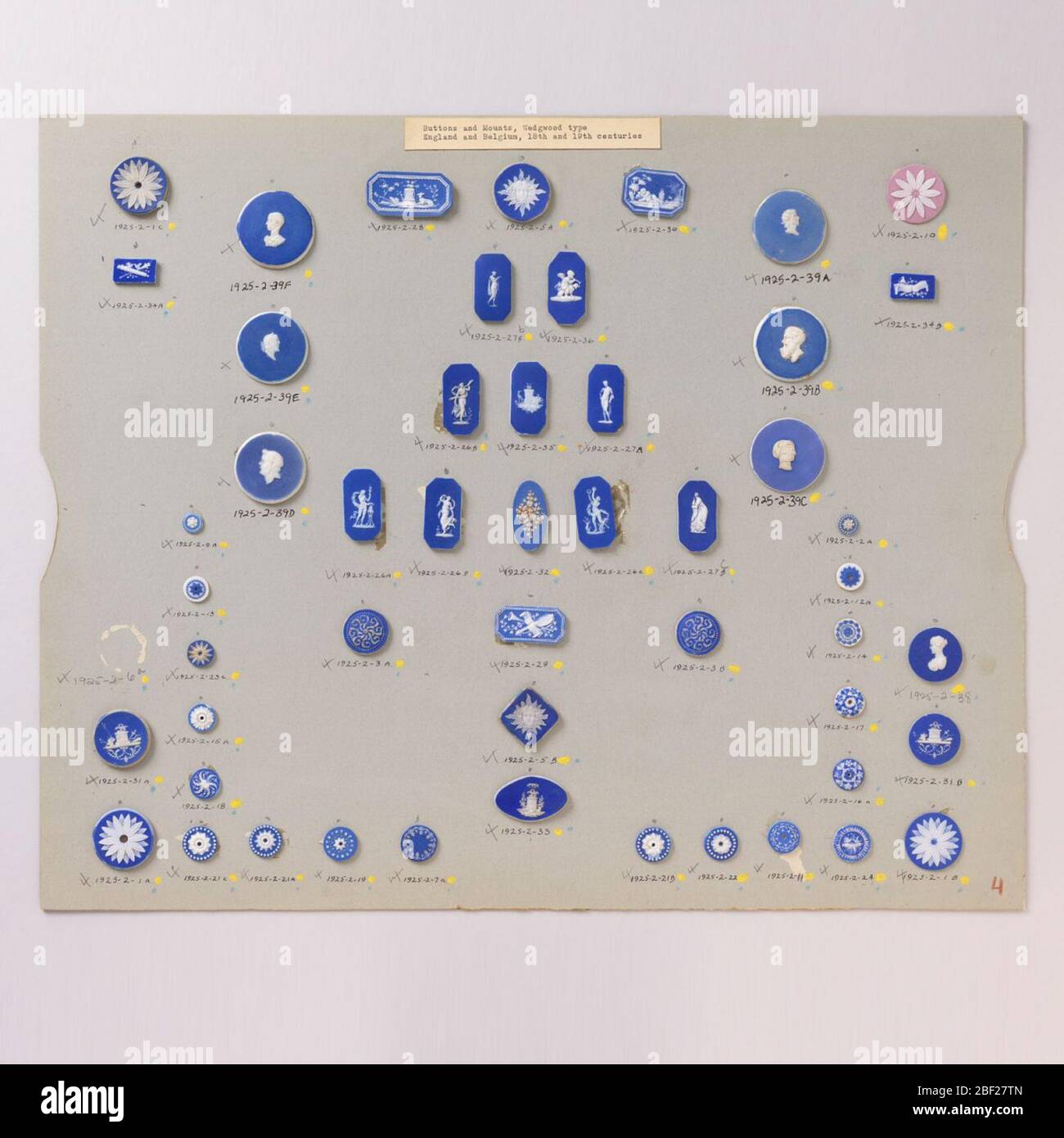 Médaillon. Médaillons de style Wedgwood Jasperware; une fleur blanche de vingt pétales sur un sol bleu. Le trou central indique qu'ils ont été prévus pour buttons.Components A/c est sur la carte 4 Banque D'Images