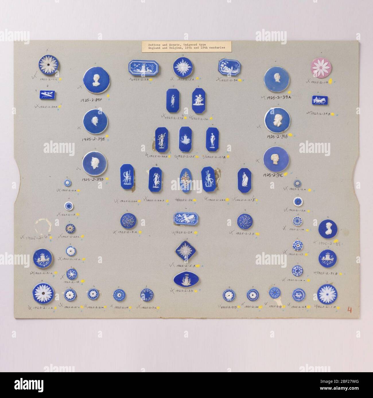 Médaillon. Médaillons de style Wedgwood Jasperware; une fleur blanche de vingt pétales sur un sol bleu. Le trou central indique qu'ils ont été prévus pour buttons.Components A/c est sur la carte 4 Banque D'Images