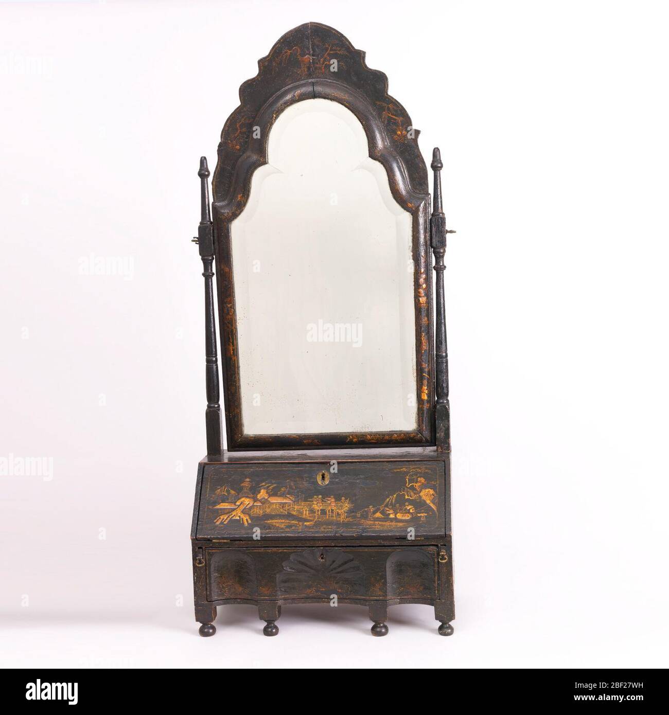 Support de dressing avec miroir. Support à garniture en forme de bureau laqué noir et or (A/i) sur six pieds de pain, avec un tiroir long, en forme et sculpté sous un avant incliné enfermant un intérieur équipé de tiroirs et de compartiments ; deux supports en bois tournés en noir (j,k) s'insèrent en haut Banque D'Images