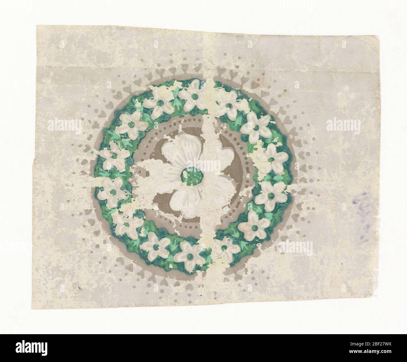 Flanc. Le design se compose d'un médaillon circulaire unique ou d'une rosette contenant une fleur à cinq pétales en blanc cassé avec un centre vert. Ce motif centre est entouré d'une fleur similaire avec des centres verts mais à une échelle plus petite. Banque D'Images