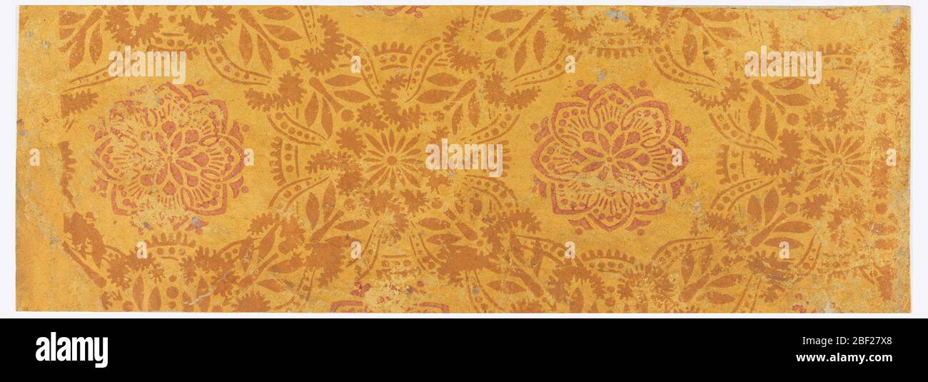 Fragment de flanc. Rectangle horizontal. Cadre en forme de losange de feuilles et de rouleaux classiques, enfermant la rosette rouge à huit pointes. Marge à droite Banque D'Images