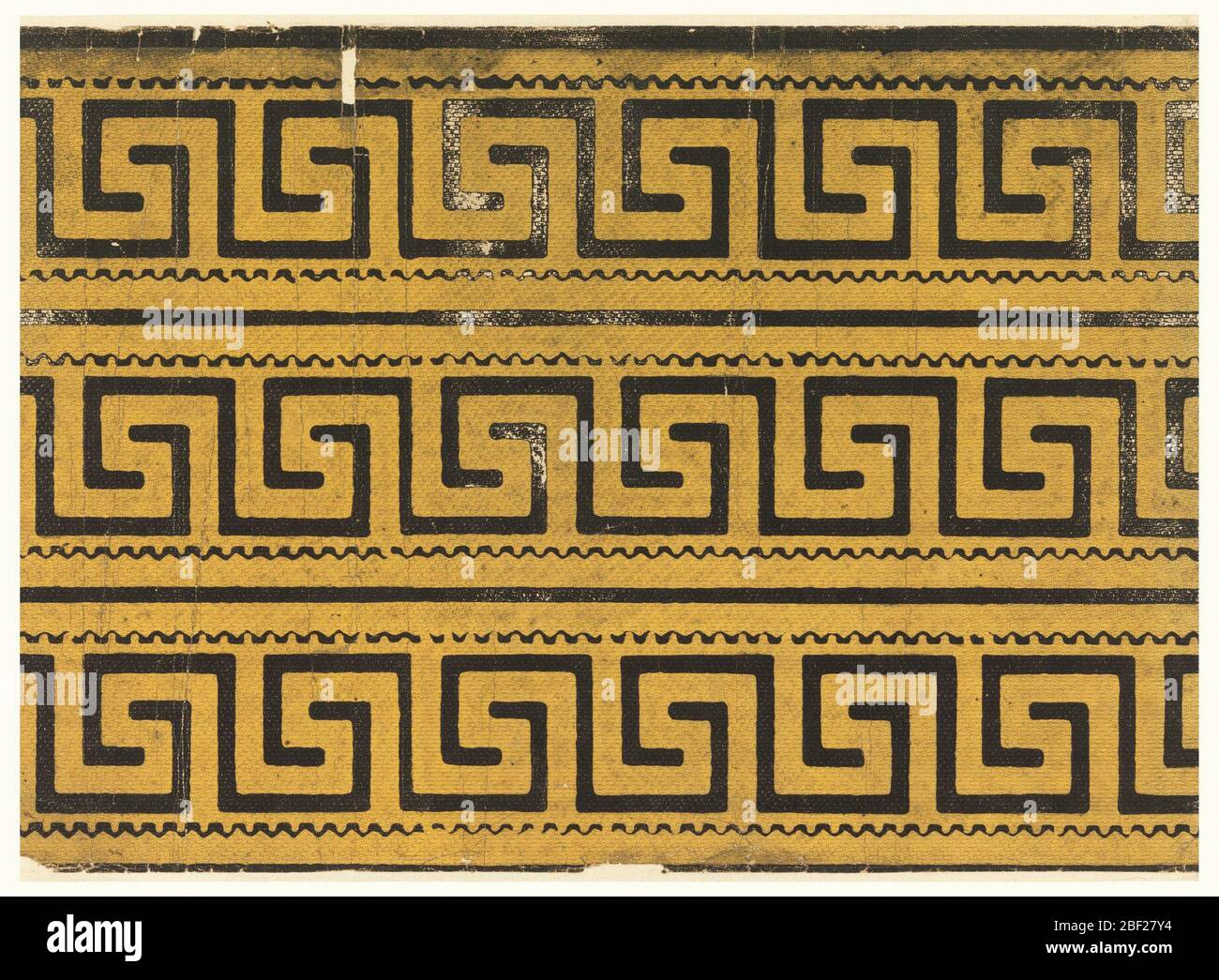 Bordure. Trois bordures imprimées sur une largeur de papier ; la clé grecque est imprimée en noir sur un sol en relief doré. Banque D'Images