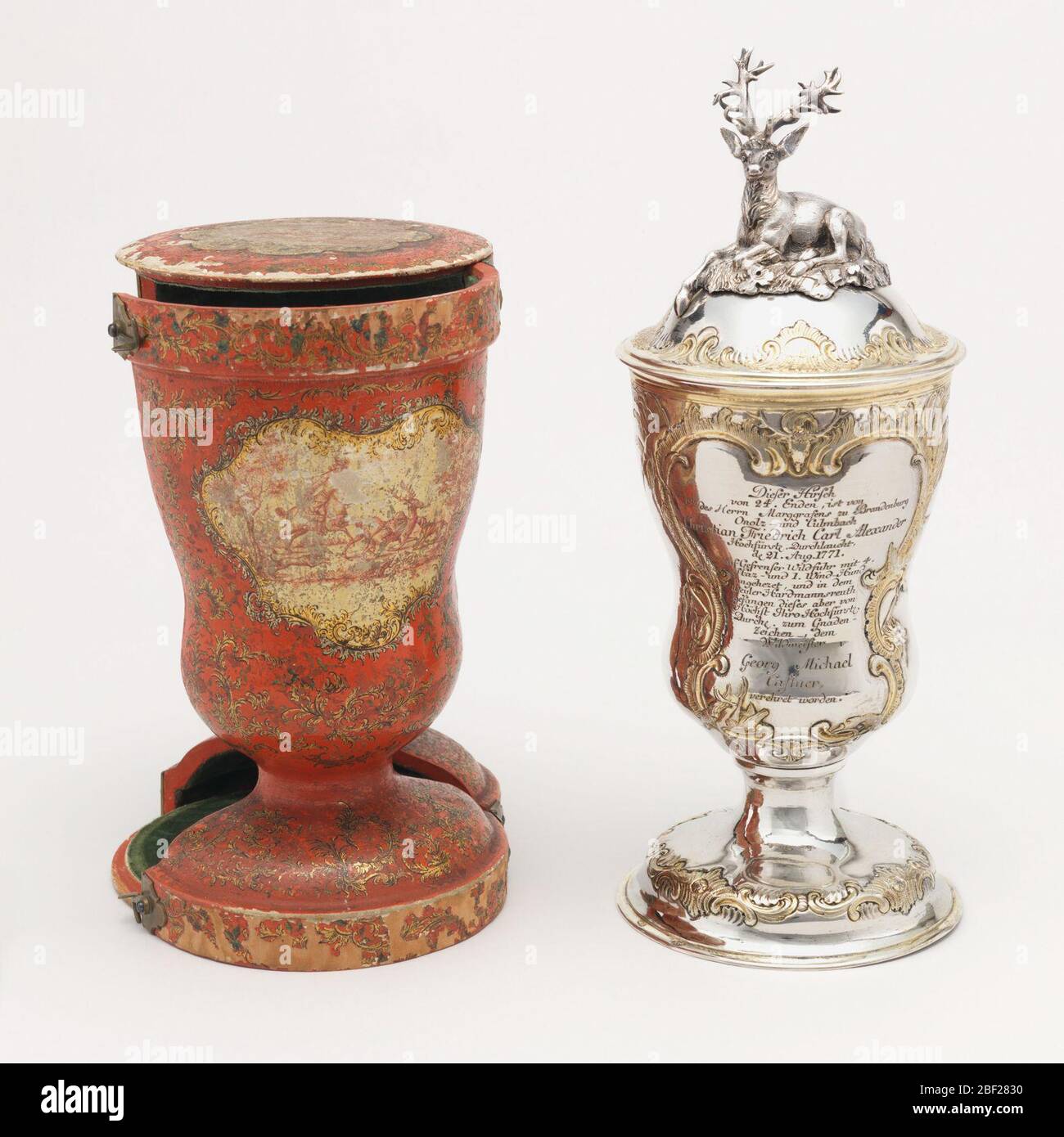 Coupe et étui à trophées. Couvercle rond bombé surmonté d'un cerf rond à vingt-quatre points. Tasse ronde, mouillée, en forme de pied. Les deux chassés avec des rouleaux décorés de dorures de colis et, sur la coupe, des trophées de la chasse. Banque D'Images