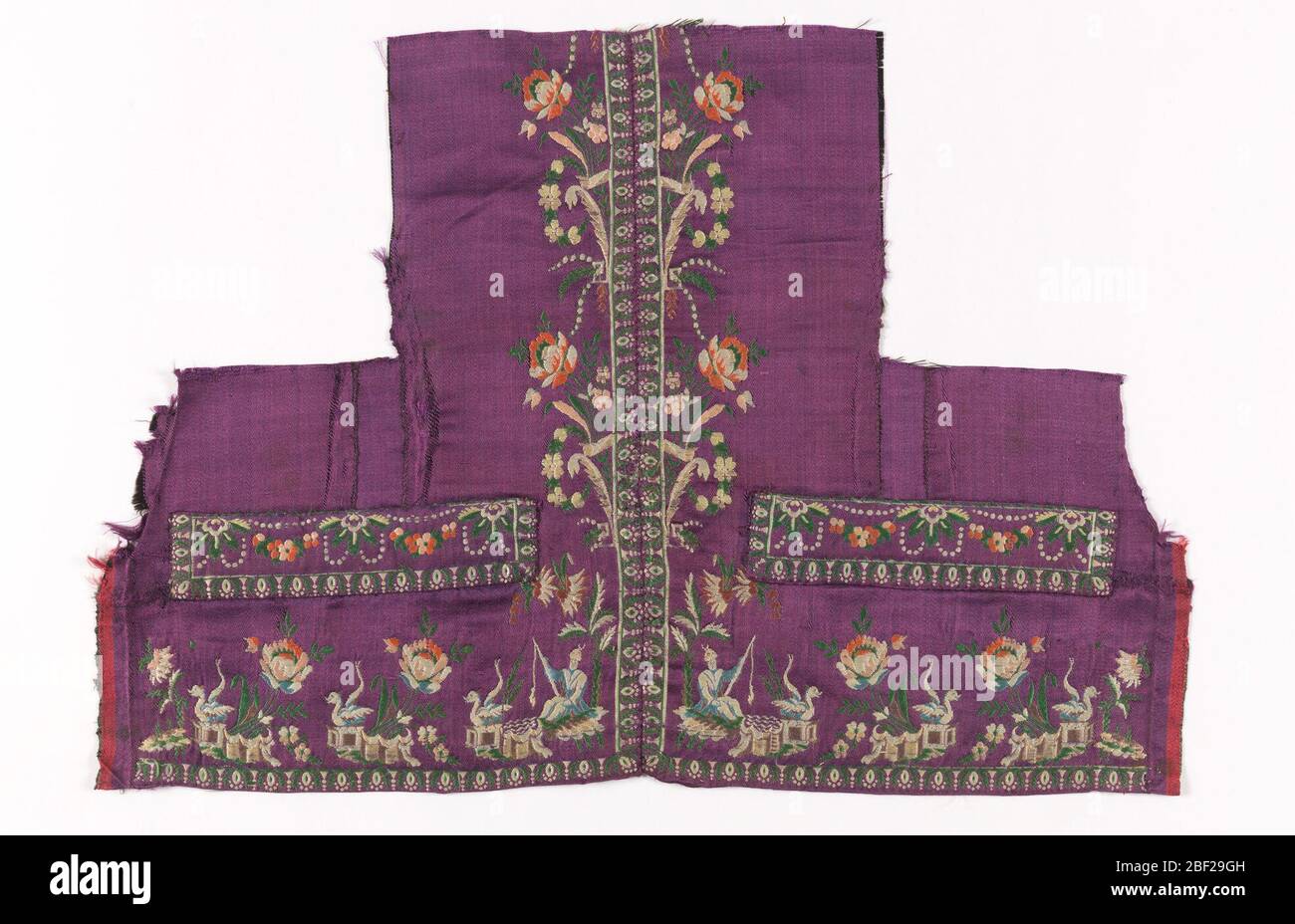 Fragment de gilet de costume. Fragment d'un gilet devant brocart dans un motif chinoiserie multicolore d'un pêcheur avec un gros oiseau le long du bord inférieur. Fleur et grenaillon de perles sur le devant central et poches. Banque D'Images