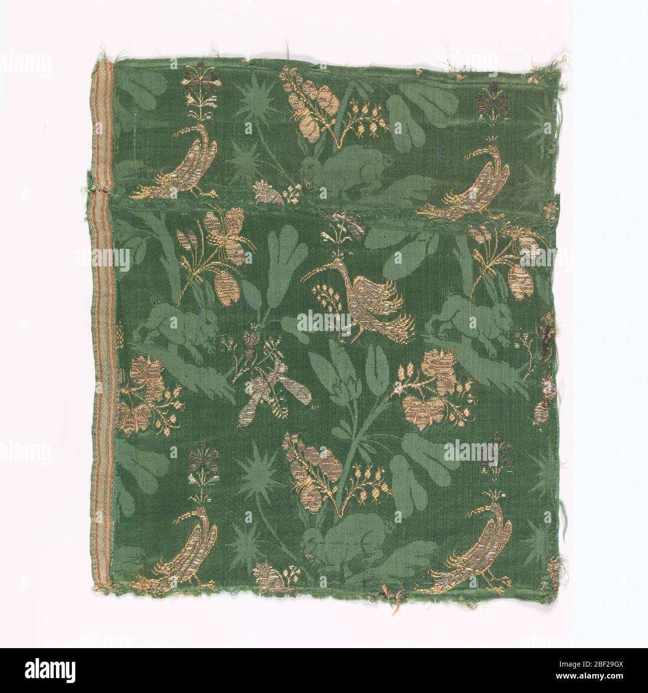 Fragment. Oiseaux, lapins et fleurs en vert et argent. Banque D'Images