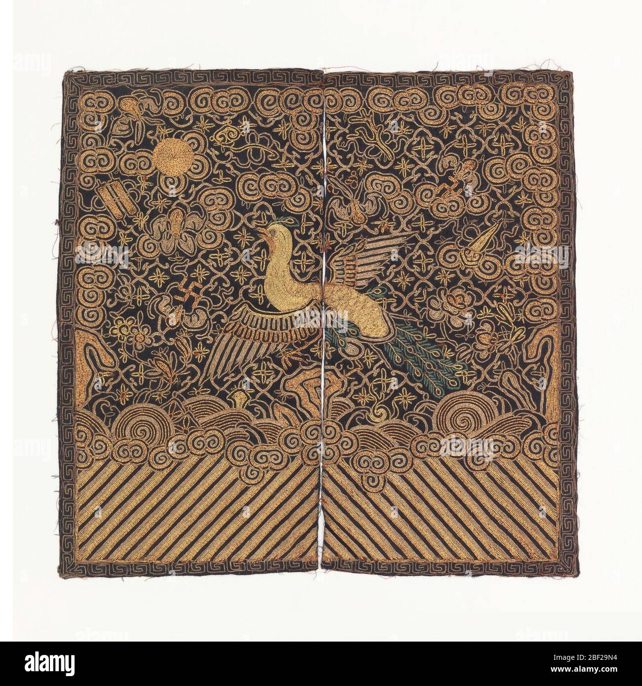 Classement du badge. Badge de rang pour un fonctionnaire civil du cinquième rang. Fils de soie et de métal brodés montrant un faisan argenté face à un disque solaire, sur un sol de nuages et entourés de symboles favorables. Lignes diagonales en bas et bordure de la clé de mesure. Banque D'Images